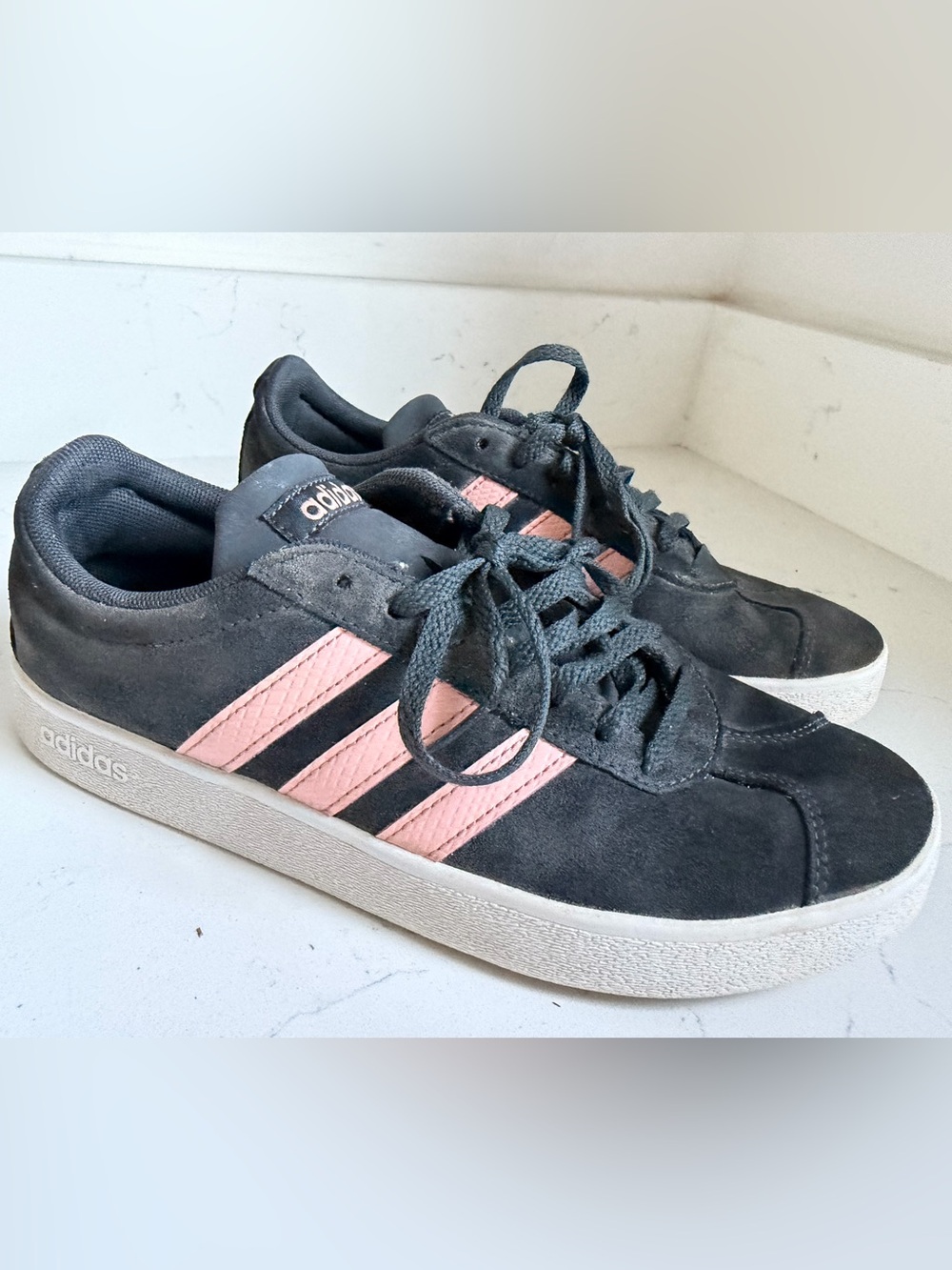 Adidas Women’s suedeSneakers with Pink Stripes Sz 7 - Picture 7 of 9